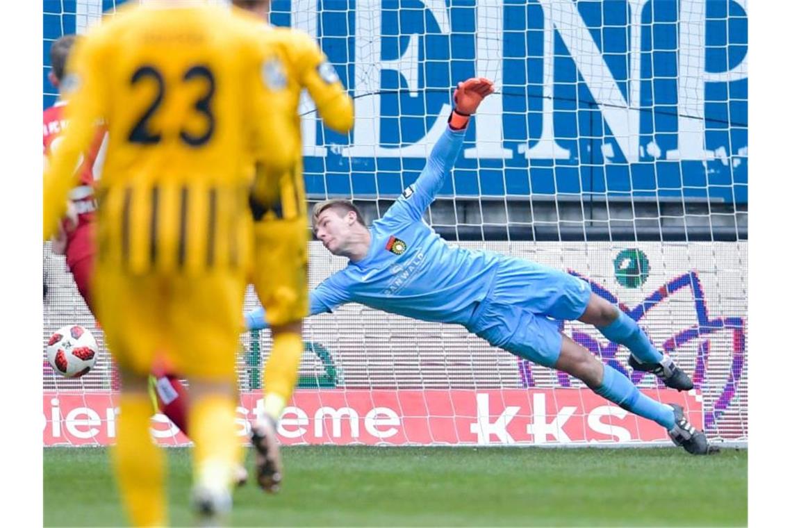 Kevin Broll am Werk, hier für Großaspach beim Spiel gegen Kaiserslautern. Foto: Uwe Anspach/Archivbild