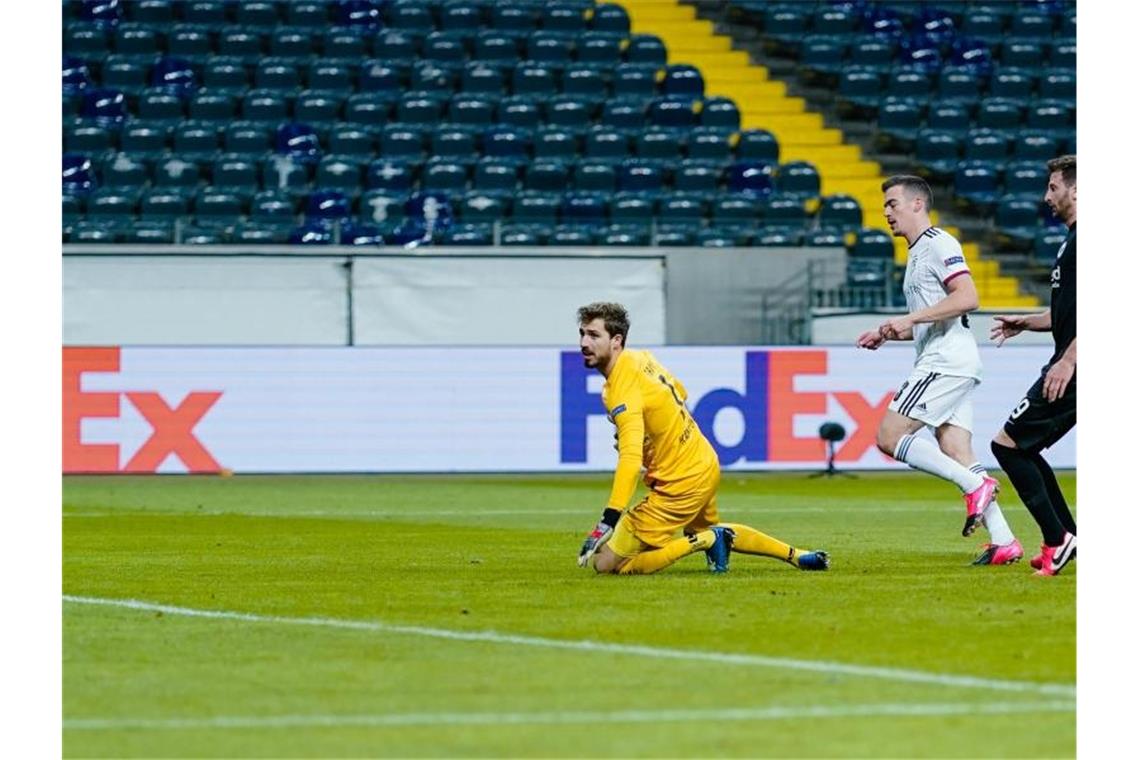 Kevin Bua (M) sorgte mit seinem 2:0 für die Vorentscheidung für die Gäste aus der Schweiz. Foto: Uwe Anspach/dpa