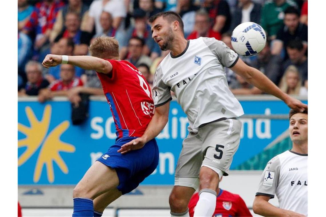 Kevin Conrad (r.), Kapitän des SV Waldhof Mannheim. Foto: Roland Weihrauch/Archivbild