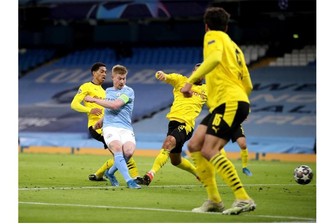 BVB verpasst Coup in Manchester: 1:2 nach achtbarem Kampf Kevin De Bruyne (2.v.l) von Manchester City erzielt das Tor zum 1:0 gegen den BVB. Foto: Nick Potts/PA Wire/dpa
