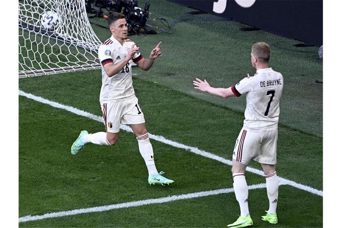 Kevin De Bruyne (l) und seine Teamkollegen feiern den Treffer zur 2:1-Führung. Foto: Friedemann Vogel/EPA Pool/AP/dpa