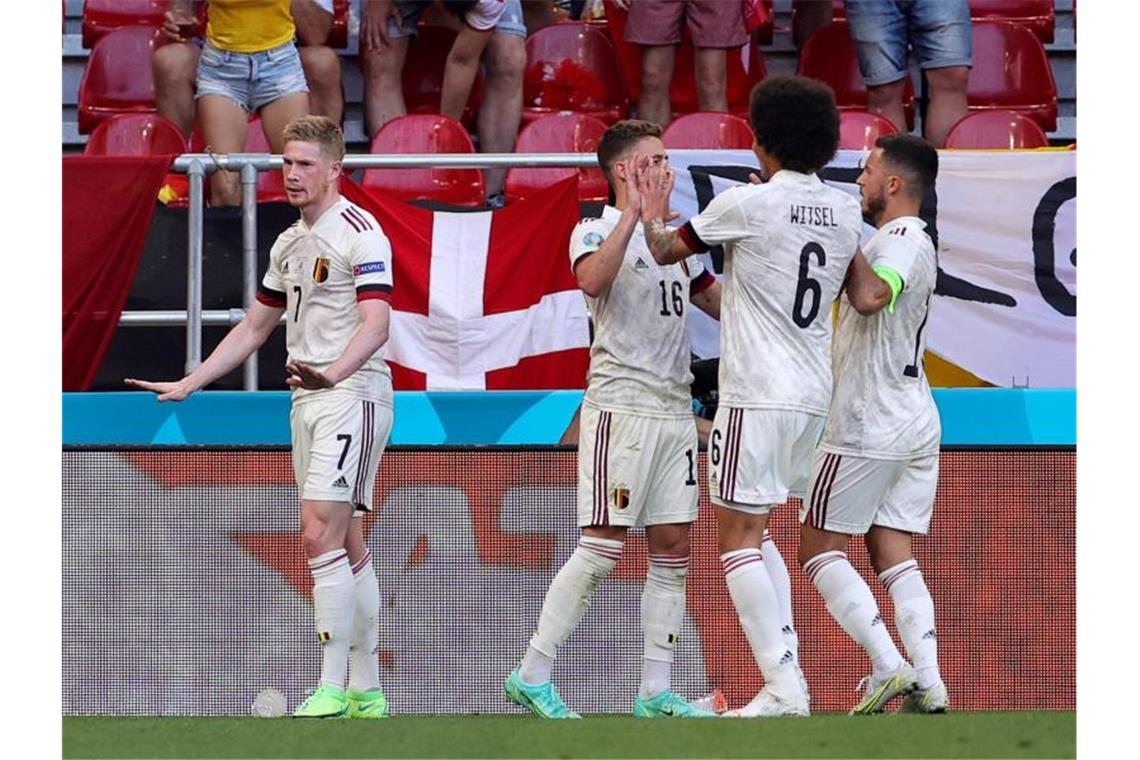 Kevin De Bruyne (l) und seine Teamkollegen feiern den Treffer zur 2:1-Führung. Foto: Friedemann Vogel/EPA Pool/AP/dpa