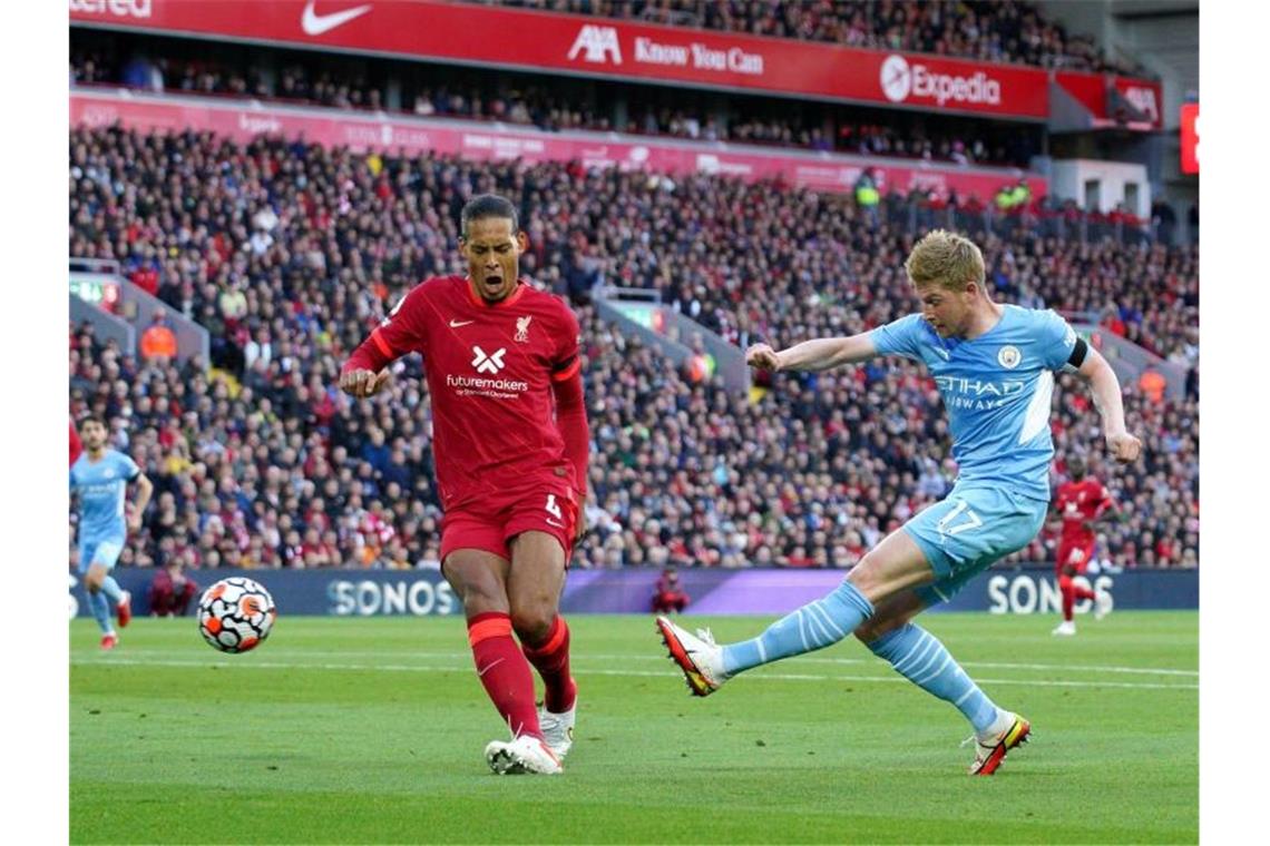 Kevin De Bruyne (r) von Manchester City beim Abschluss. Foto: Peter Byrne/PA Wire/dpa