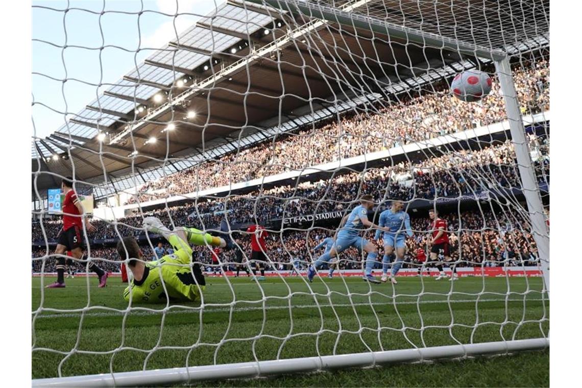 Dämpfer für Rangnick: United verliert Derby bei City klar Kevin De Bruyne von Manchester City war gegen Manchester United doppelt erfolgreich. Foto: Darren Staples/Sportimage/CSM via ZUMA Press Wire/dpa