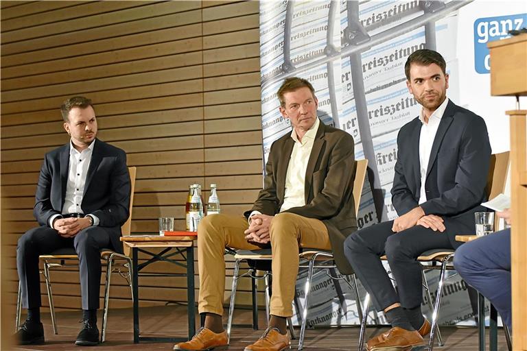 Kevin Dispan, Kay Theodor Schloe und Melih Göksu (von links) möchten Bürgermeister in Großerlach werden. Sich und ihre Ziele stellen sie beim BKZ-Wahlpodium in der Großerlacher Gemeindehalle vor. Fotos: Tobias Sellmaier