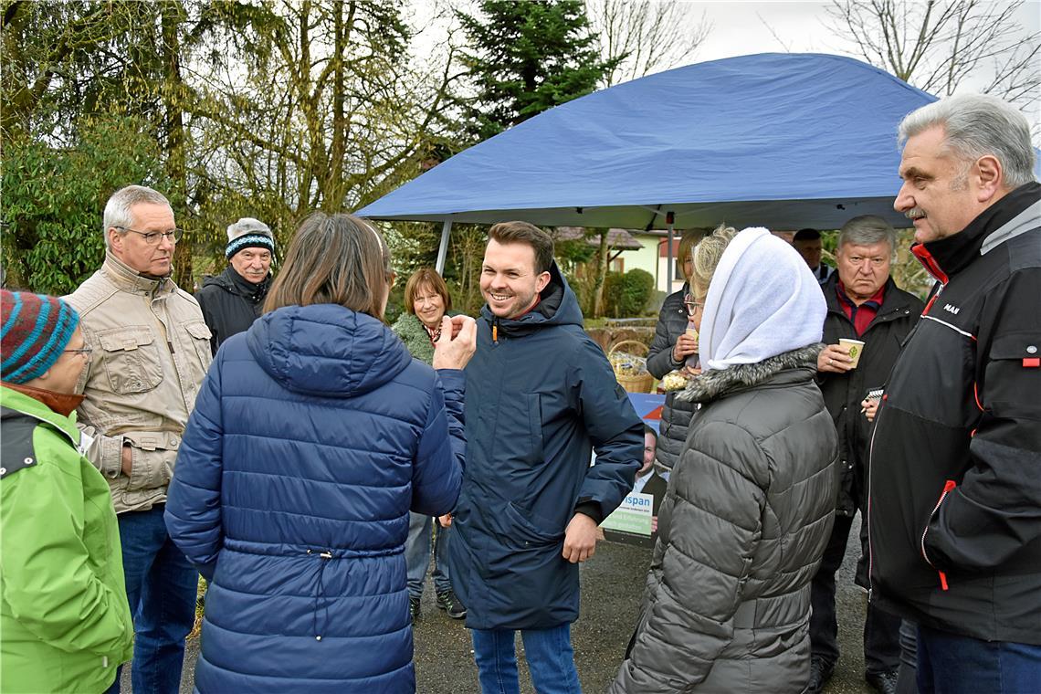 Kevin Dispan (Mitte) spricht mit Bürgerinnen und Bürgern in Grab – Gerüchte über eine AfD-nahe Haltung sind auch Thema. Fotos: Tobias Sellmaier. 