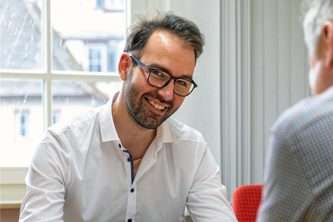 Schuldnerberater gibt Tipps, wie man Überschuldung vermeiden kann Kevin Ehnes befürwortet es, wenn sich die Menschen frühzeitig melden und nicht erst, wenn Mahnbescheide vorliegen und sich Schulden aufgehäuft haben. Foto: Alexander Becher