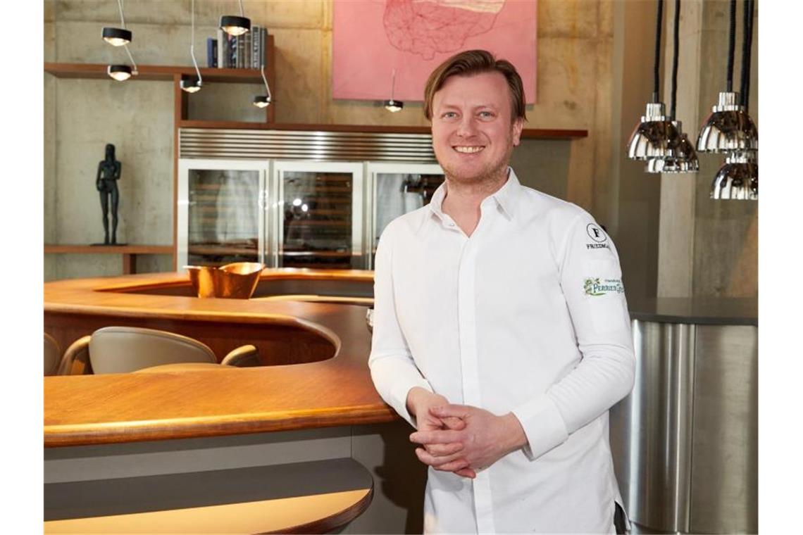 Kevin Fehling, Spitzenkoch, in seinem Restaurant „The Table“. Wie schon in den Vorjahren wird er in der Deutschland-Ausgabe des Restaurantführers „Guide Michelin“ 2021 mit drei Sternen ausgezeichnet. Foto: Georg Wendt/dpa