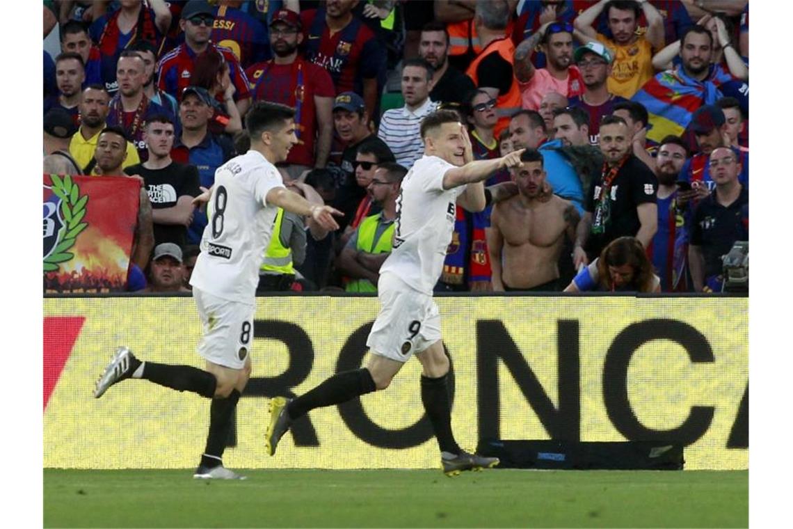 Kevin Gameiro (r) vom FC Valencia feiert seinen Treffer mit Mitspieler Carlos Soler. Foto: Miguel Morenatti/AP
