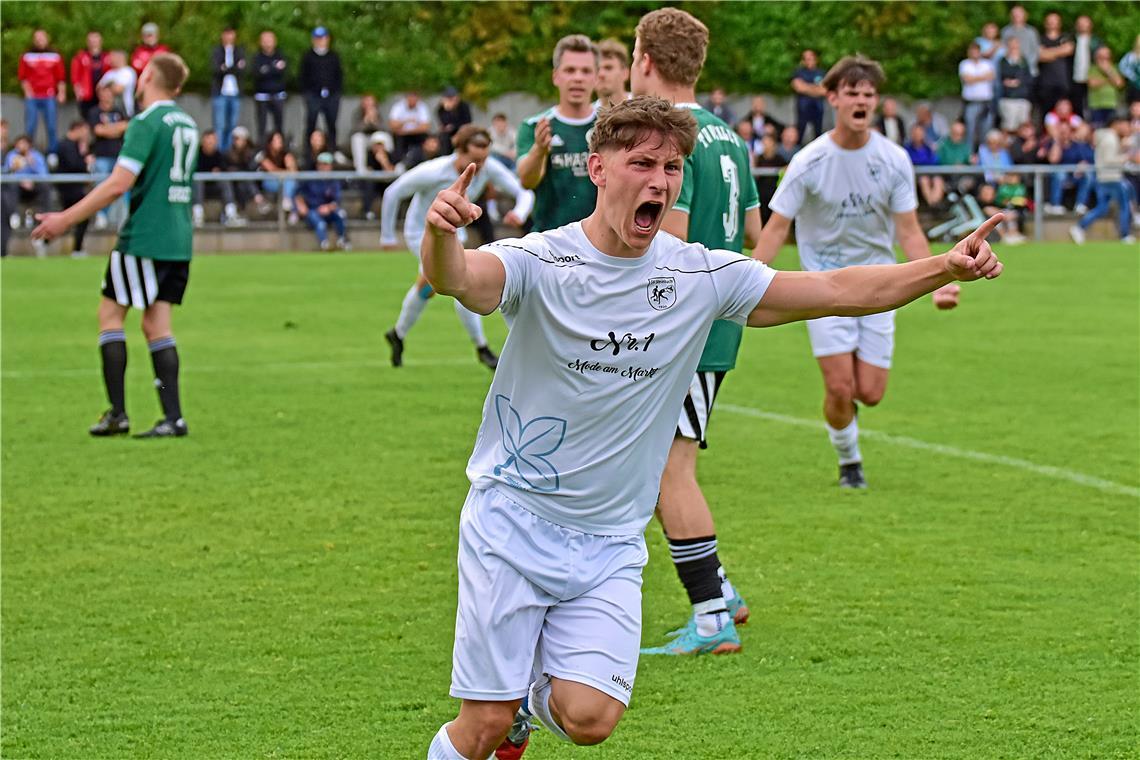 Kevin Holstein bejubelt erst sein Führungstor zum 1:0 und nicht ganz eineinhalb Stunden später dann den Einzug mit Steinbach in die zweite Relegationsrunde. Foto: Tobias Sellmaier