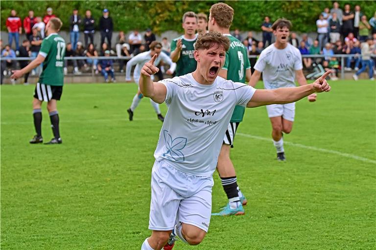 Kevin Holstein bejubelt erst sein Führungstor zum 1:0 und nicht ganz eineinhalb Stunden später dann den Einzug mit Steinbach in die zweite Relegationsrunde. Foto: Tobias Sellmaier