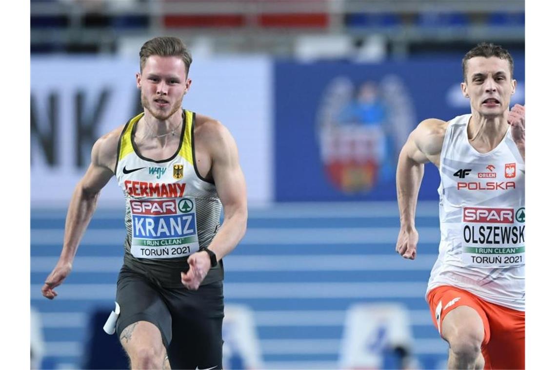 Kevin Kranz (l) hat bei der Hallen-Leichtathletik-Europameisterschaft über 60 Meter die Silbermedaille gewonnen. Foto: Adam Warzawa/PAP/dpa