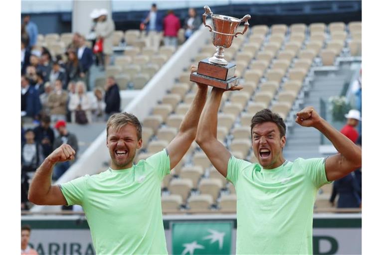 Kevin Krawietz (l) und Andreas Mies gewannen 2019 den Doppel-Titel bei den French Open. Foto: Pavel Golovkin/AP/dpa