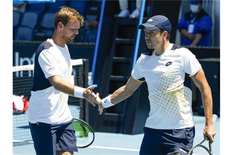 Kevin Krawietz (l) und Andreas Mies haben bei den Australian Open das Achtelfinale erreicht. Foto: Frank Molter/dpa