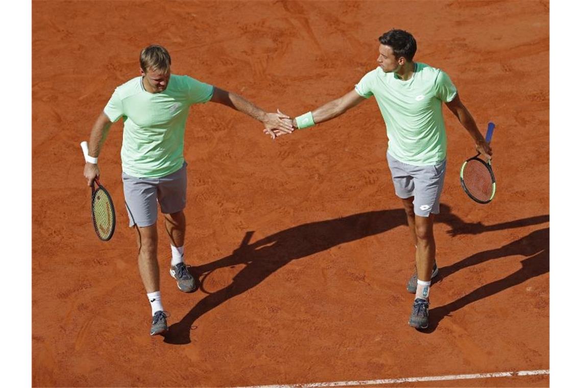 Kevin Krawietz (l) und Andreas Mies haben in Paris das Halbfinale im Doppel erreicht. Foto: Jean-Francois Badias/AP/dpa