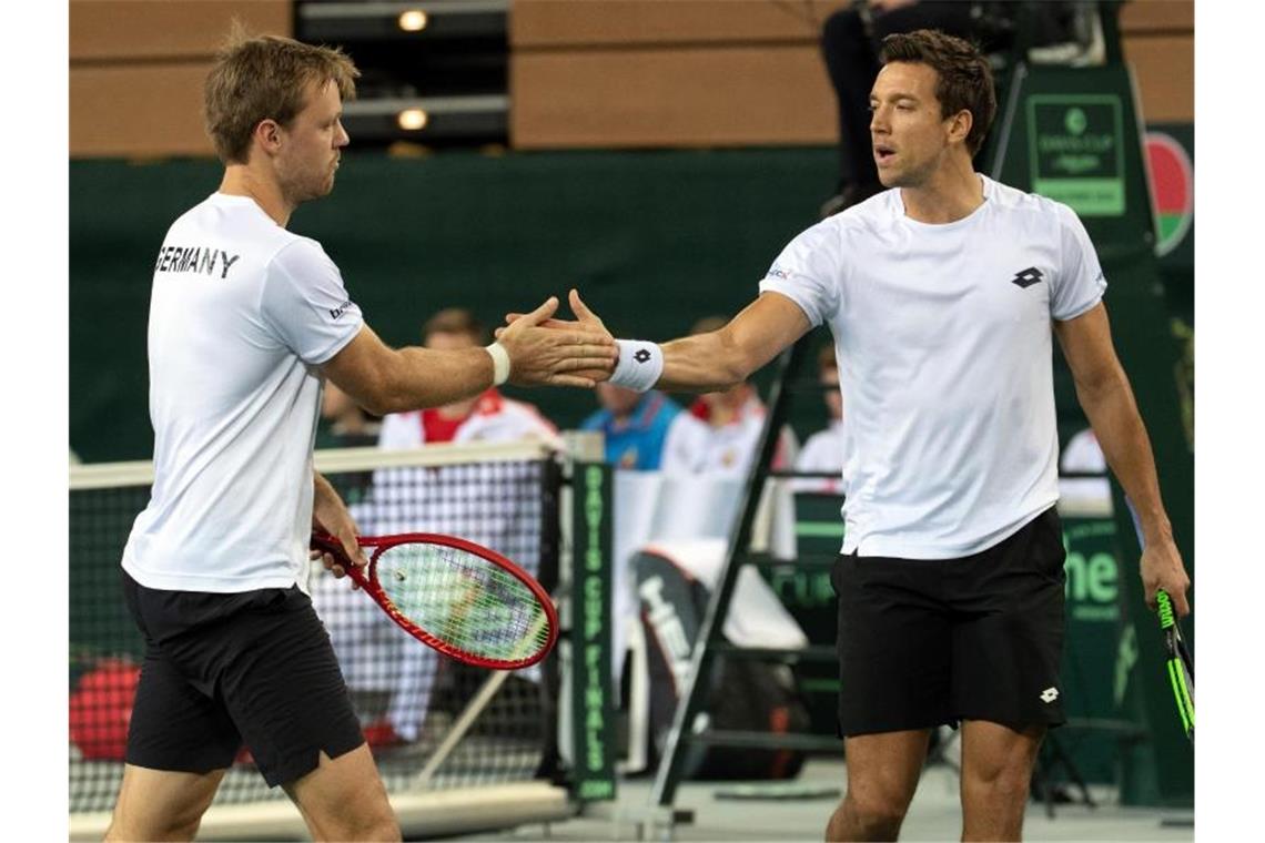 Dank Struff: Deutsches Tennis-Team wieder in Madrid dabei Kevin Krawietz (l) und Andreas Mies hatten zuvor das deutsche Team in Führung gebracht. Foto: Federico Gambarini/dpa