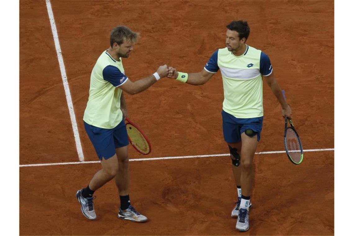 „Dieser Ort ist magisch“: Krawietz und Mies wiederholen Coup Kevin Krawietz (l) und Andreas Mies klatschen sich nach einem Ballwechsel ab. Foto: Michel Euler/AP/dpa