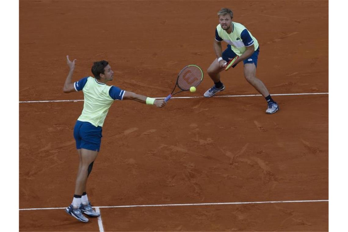 Kevin Krawietz (r) und Andreas Mies haben nach 2019 auch 2020 im Stade Roland Garros den Titel im Herren-Doppel errungen. Foto: Michel Euler/AP/dpa