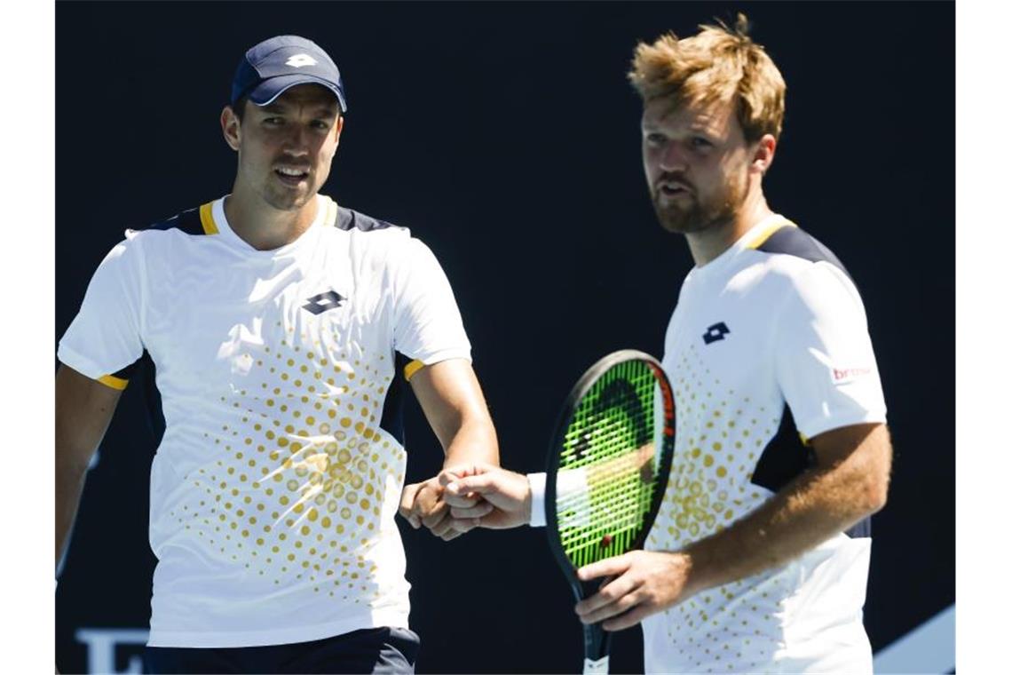 Lob von Nadal - Tennisstar für Hanfmann zu stark Kevin Krawietz (r) und Andreas Mies sind auf dem Platz wieder vereint. Foto: Frank Molter/dpa