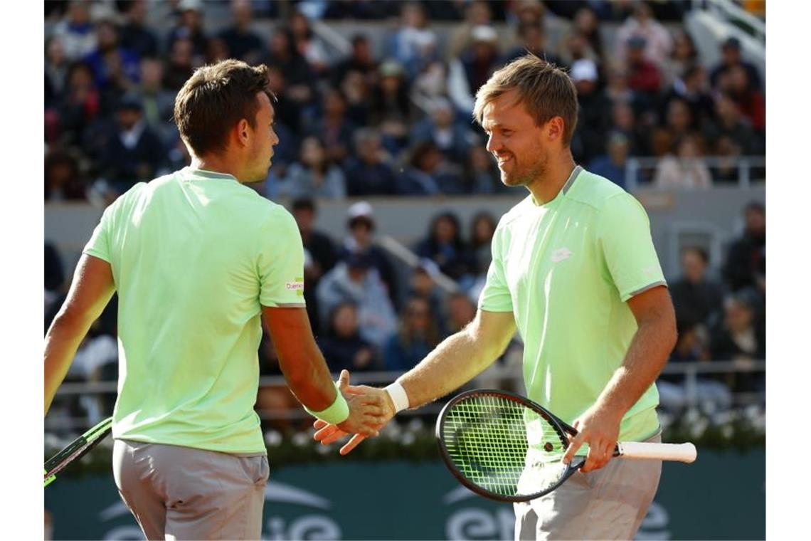 Kevin Krawietz (r) und Andreas Mies wollen bei den French Open wieder ins Finale. Foto: Pavel Golovkin/AP/dpa