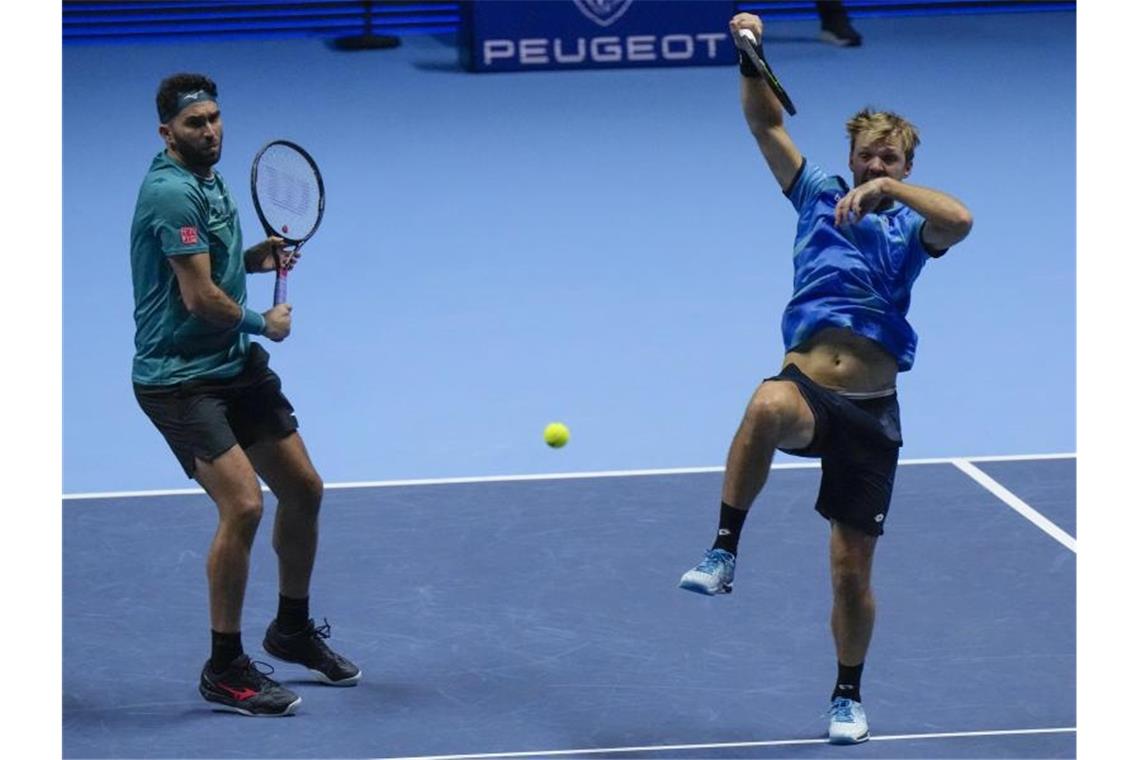 Kevin Krawietz (r) und Horia Decau unterlagen zum Auftakt der ATP Finals. Foto: Luca Bruno/AP/dpa