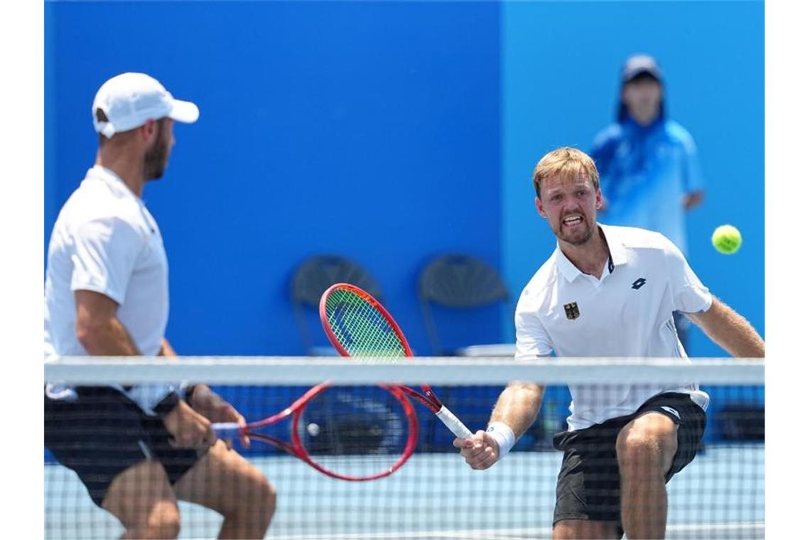 Erfolgreicher Olympia-Auftakt der deutschen Tennis-Asse Kevin Krawietz (r) und Tim Pütz haben souverän die zweite Runde erreicht. Foto: Michael Kappeler/dpa