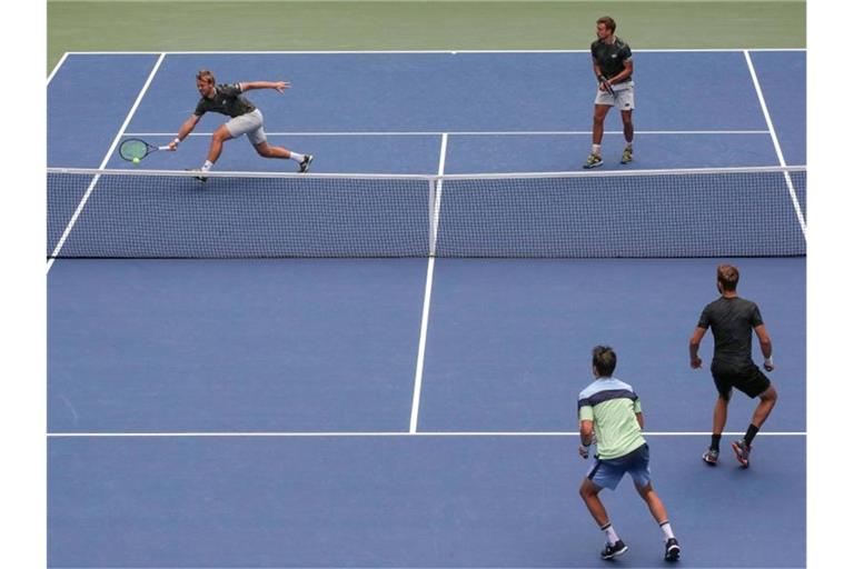 Kevin Krawietz und Andreas Mies (oben) unterliegen im Doppel Horacio Zeballos und Marcel Granollers. Foto: Charles Krupa/AP