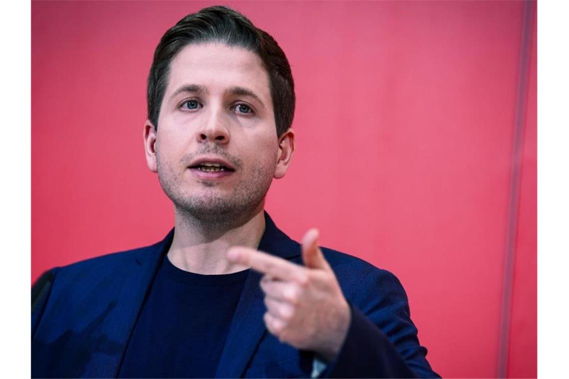 Kühnert: „Ich diene auch nicht Olaf Scholz, sondern der SPD“ Kevin Kühnert gibt nach den Gremiensitzungen seiner Partei eine Pressekonferenz in der SPD-Parteizentrale. Foto: Kay Nietfeld/dpa