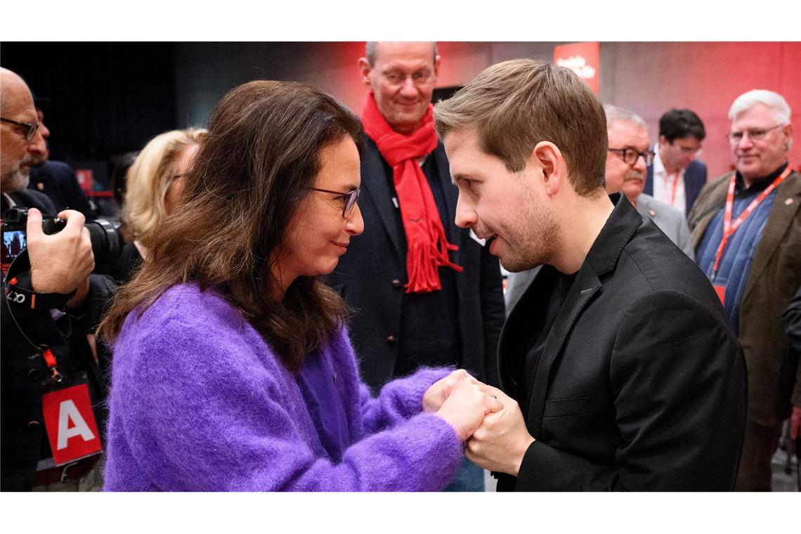 Kevin Kühnert und DGB-Chefin Yasmin Fahimi beim SPD-Parteitag 2023 –  heute beraten sie in einer DGB-Kommission über die Rente. (Archivbild)