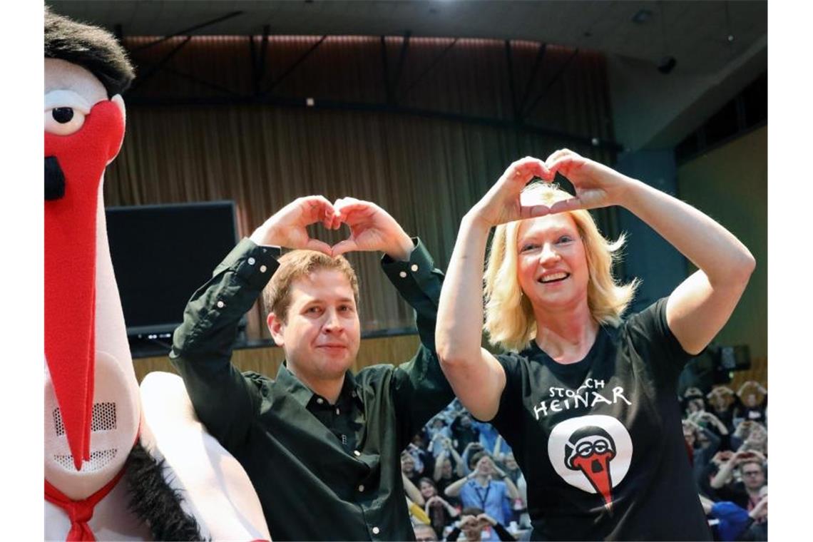 Kevin Kühnert und Manuela Schwesig bilden das Symbol „Herz statt Hetze“ zur Unterstützung der Proteste gegen ein Treffen des rechten Flügels der AfD in Binz, daneben Storch Heinar, eine Parodiefigur auf die Neonazi-Modemarke Thor Steinar. Foto: Bernd Wüstneck/dpa-Zentralbild/dpa