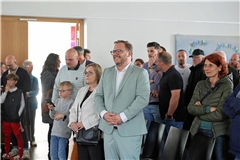 Kevin Latzel (Mitte) hat am Wahlabend allen Grund zur Freude. Foto: Gabriel Habermann