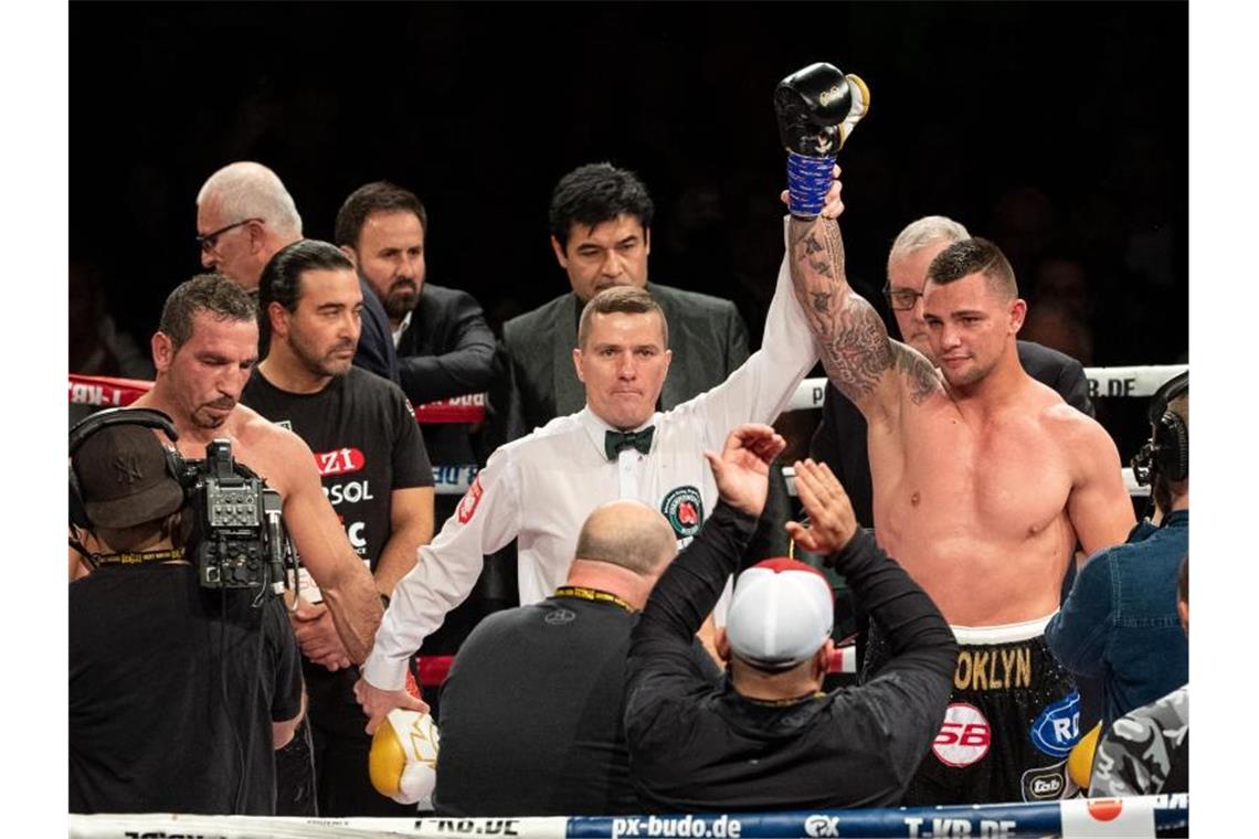 Arslan verliert WM-Kampf gegen Lerena Kevin Lerena (r) aus Südafrika wird zum Sieger erklärt. Neben ihm steht Firat Arslan. Foto: Sebastian Gollnow/dpa
