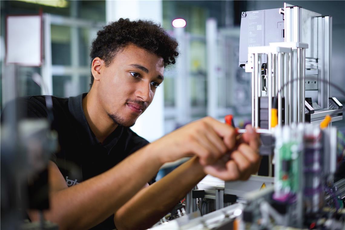 Noch gibt es freie Lehrstellen im Rems-Murr-Kreis Kevin macht bei Stoba in Backnang eine Ausbildung zum Zerspanungsmechaniker. Foto: Stoba Präzisionstechnik