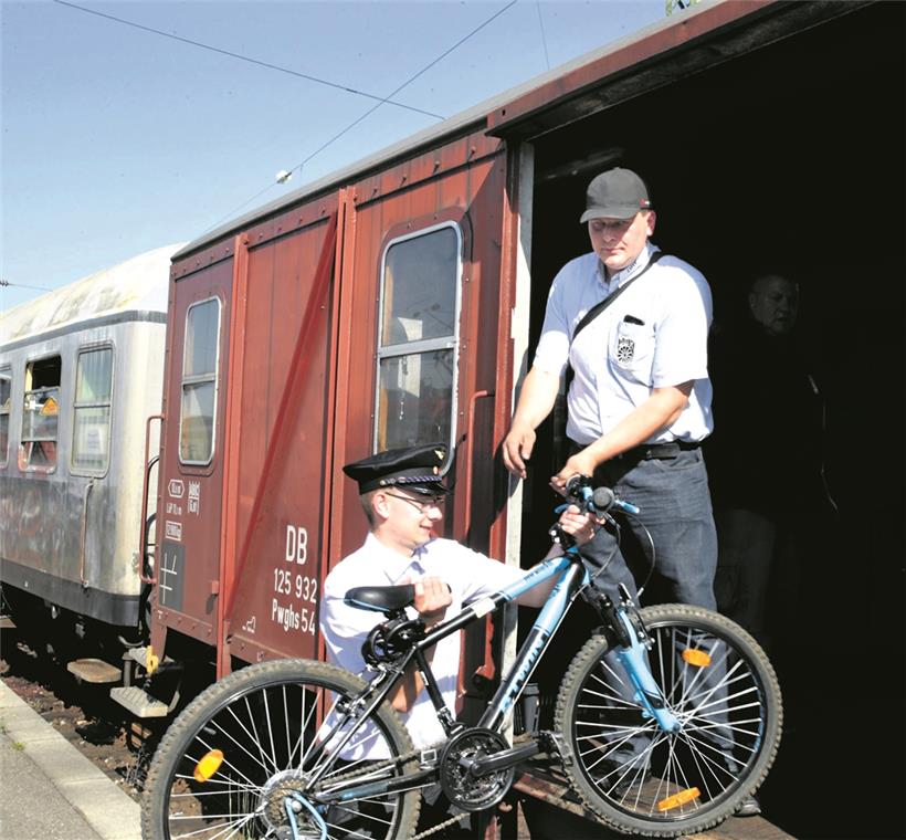 Unterwegs mit den Waldbahn-Schaffnern Kevin Mahnkopf (links) und Marcus Pfeiffer sind als Schaffner nicht nur für das Einladen der Fahrräder zuständig, sondern befüllen unter anderem auch die Wassertanks. Fotos: Archiv/R. Steinemann