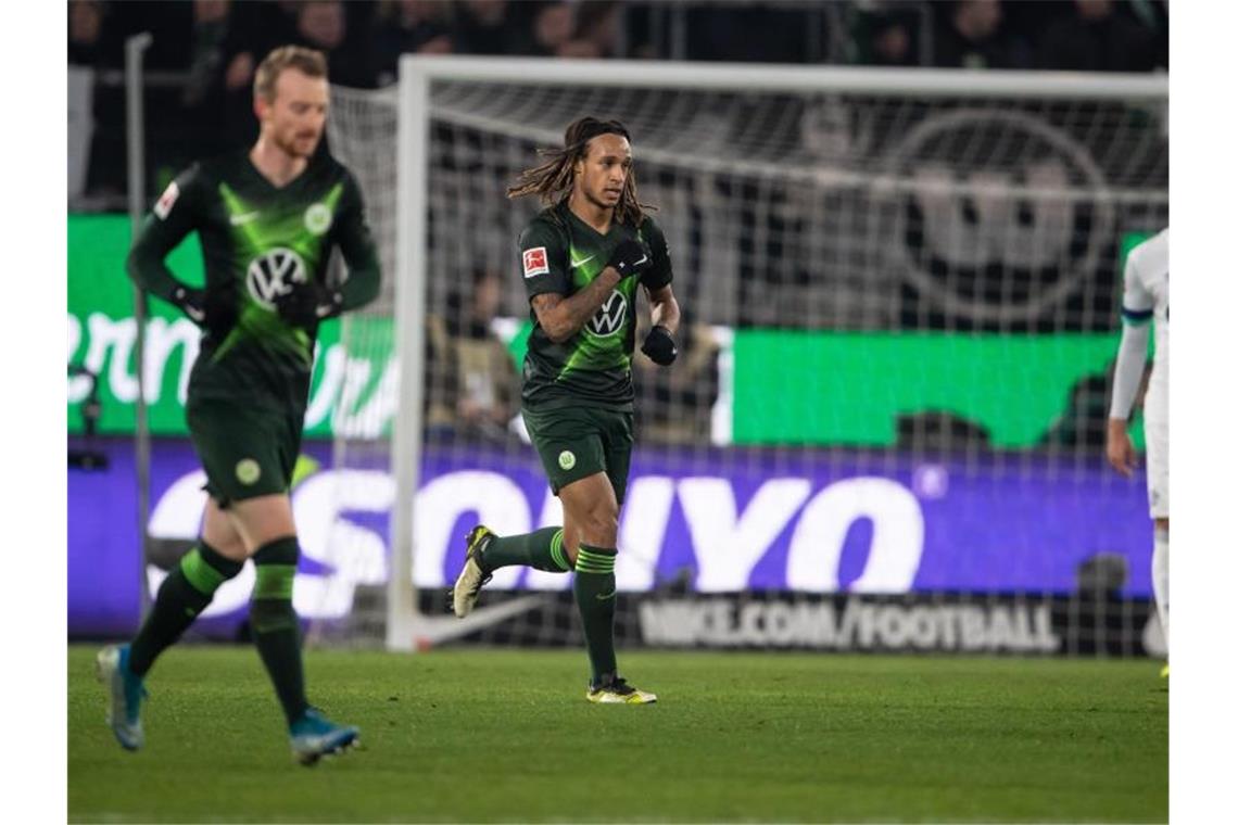 Bayern zittert sich zum Sieg - Köln überrascht Frankfurt Kevin Mbabu (2.v.l) sorgte im Heimspiel gegen Schalke für den späten Ausgleich. Foto: Swen Pförtner/dpa