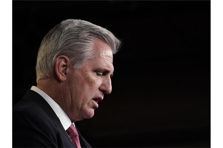 Kevin McCarthy, Minderheitsführer der Republikaner im Repräsentantenhaus, spricht während einer Pressekonferenz im Kapitol. Foto: Susan Walsh/AP/dpa