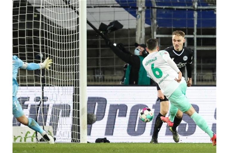 Kevin Möhwald (r) machte den Bremer Auswärtssieg bei Arminia Bielefeld perfekt. Foto: Friso Gentsch/dpa