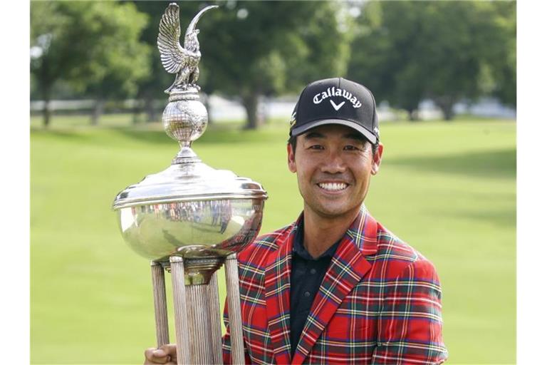 Kevin Na mit der Sieger-Trophäe. Foto: Richard W. Rodriguez/AP