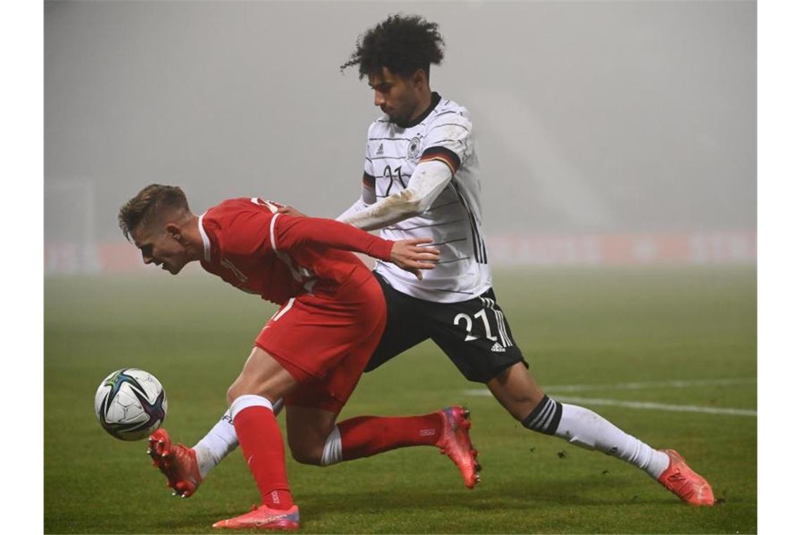 Deutsche U21 kassiert 0:4-Pleite gegen Polen Kevin Schade (r) kommt vor dem Polen Michal Skoras an den Ball. Foto: Marijan Murat/dpa