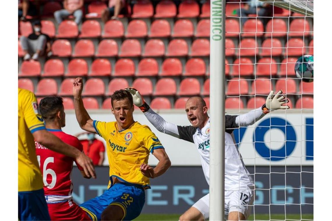 Auftaktsieg für Heidenheim - Absteiger Paderborn patzt Kevin Sessa (2.v.l) machte mit seinem Tor den Heidenheimer Auftaktsieg gegen Braunschweig perfekt. Foto: Stefan Puchner/dpa