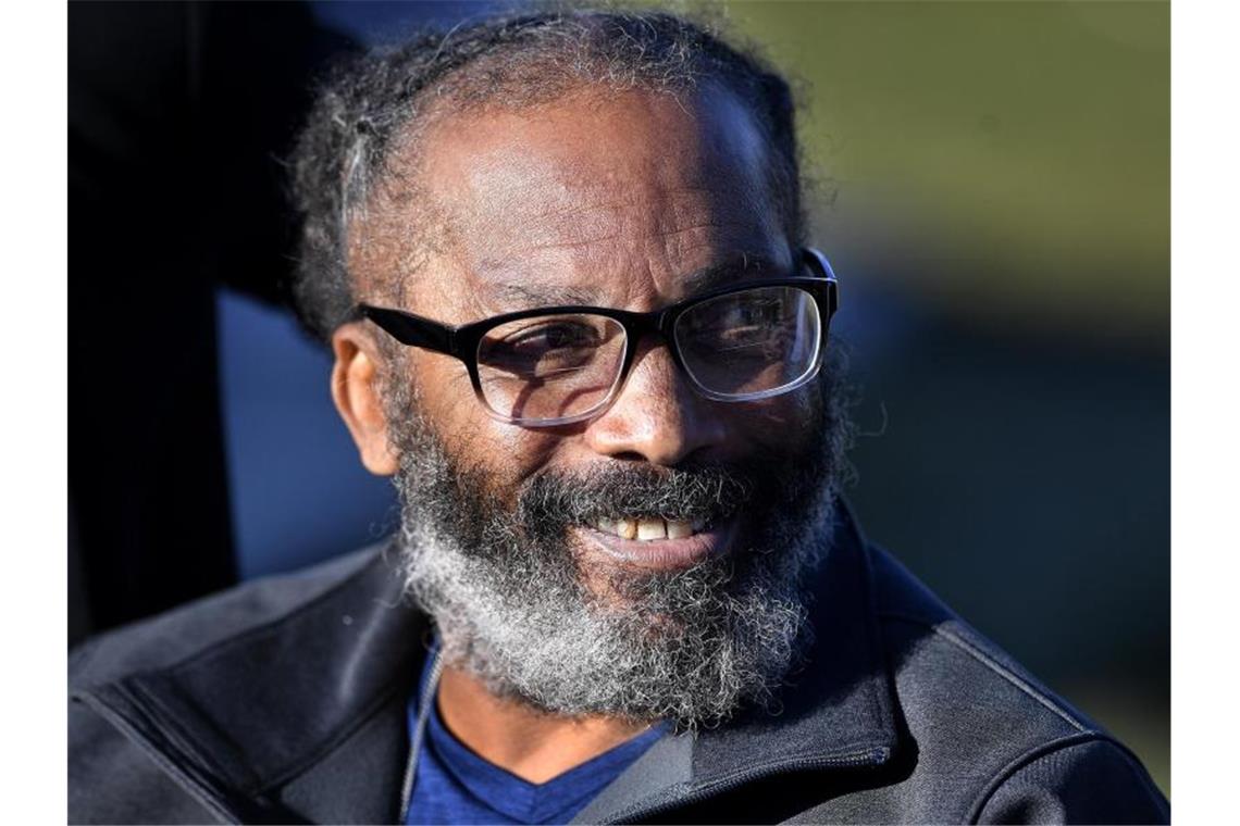 Kevin Strickland lächelt, als er nach seiner Entlassung aus dem Gefängnis mit den Medien spricht. Strickland saß rund 43 Jahre lang unschuldig in den USA hinter Gittern. Foto: Rich Sugg/The Kansas City Star/AP/dpa