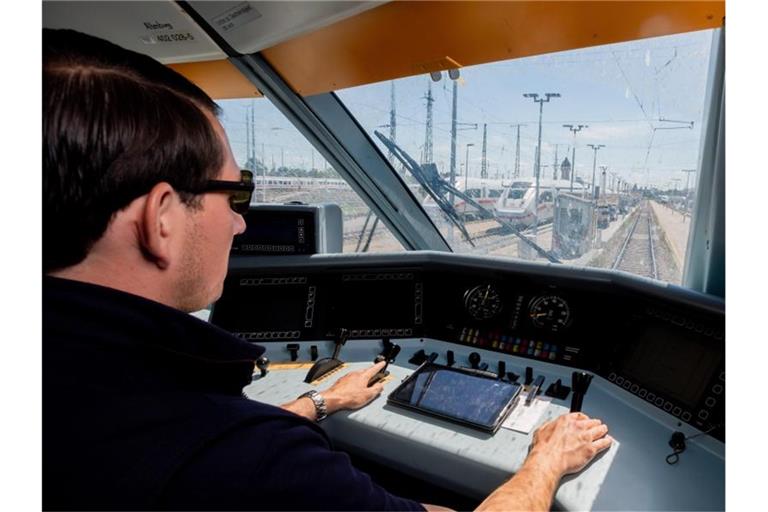 Kevin Tinney, Ausbilder für Lokführer bei der Deutschen Bahn, fährt einen ICE 2 ins ICE-Werk Rummelsburg. Foto: Christoph Soeder/dpa
