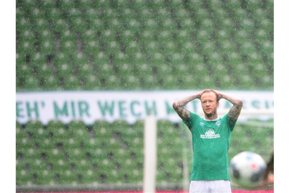 Kevin Vogt von Werder Bremen nach der Niederlage gegen den VfL Wolfsburg. Foto: Patrik Stollarz/AFP/Pool/dpa