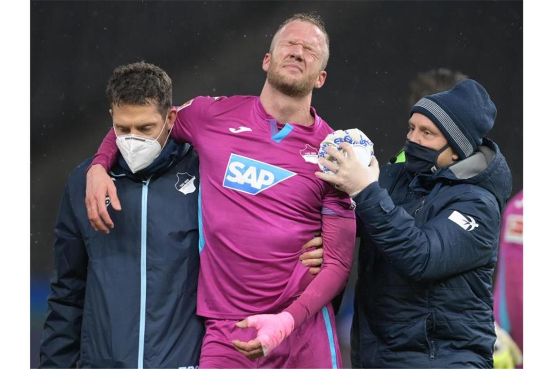 Kevin Voigt (M) von Hoffenheim wird verletzt vom Platz geführt. Foto: Soeren Stache/dpa-Zentralbild/dpa