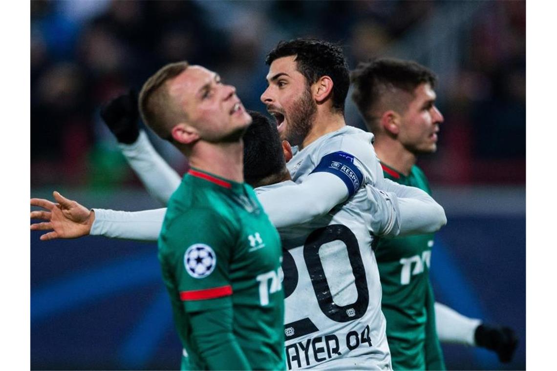 Kevin Volland (r) und Charles Aranguiz durften schon früh die Bayer-Führung in Moskau feiern. Foto: Rolf Vennenbernd/dpa