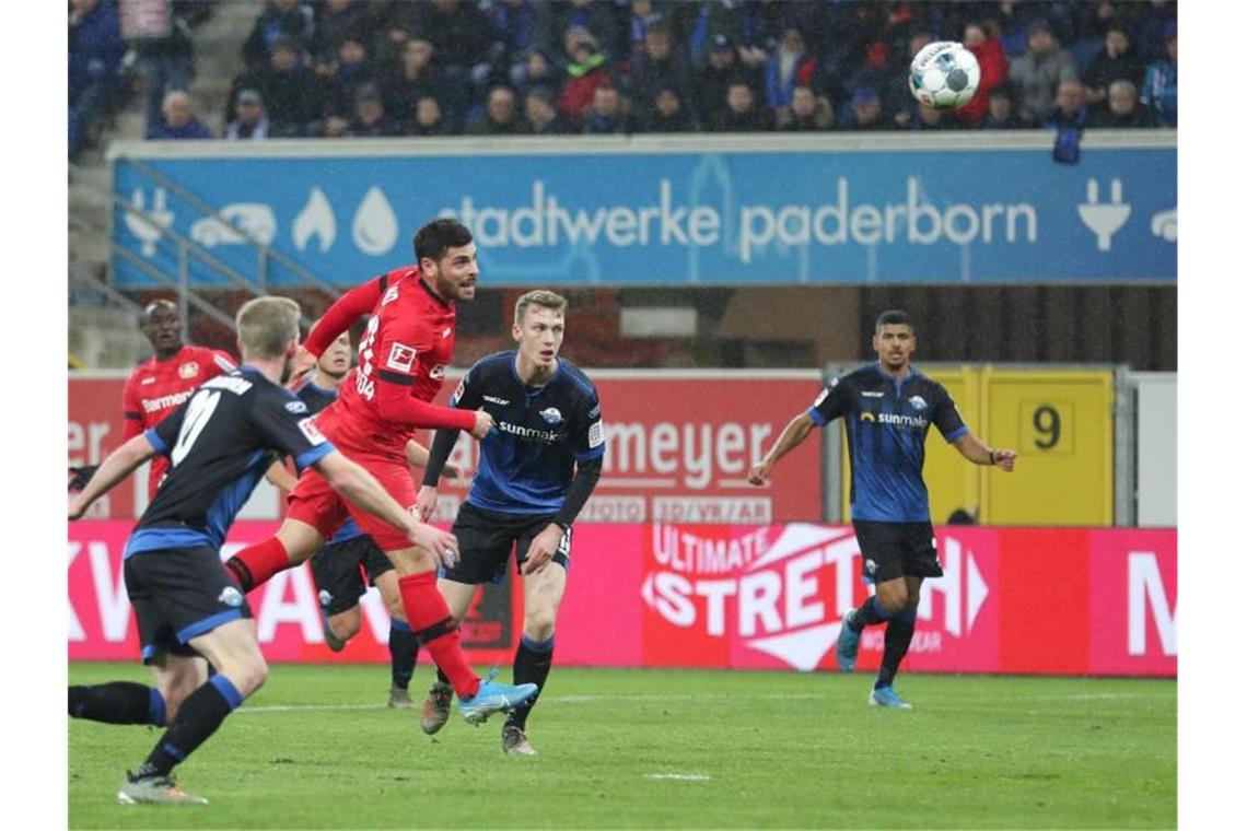 Kevin Volland trifft per Kopfball zur Leverkusener 1:0-Führung gegen den SC Paderborn. Foto: Friso Gentsch/dpa