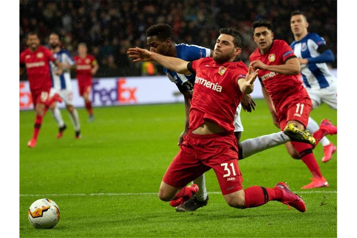 Kevin Volland (vorn) wird von Porto-Spieler Wilson Manafa im Strafraum gefoult. Foto: Federico Gambarini/dpa