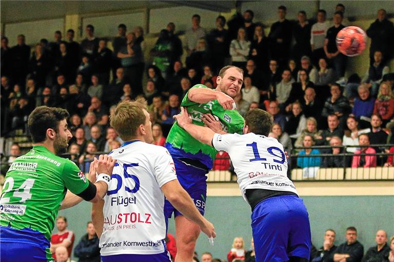 Kevin Wolf (beim Wurf) hat eine starke Leistung gezeigt und mit sieben Toren seinen Anteil am HCOB-Erfolg. Foto: A. Becher