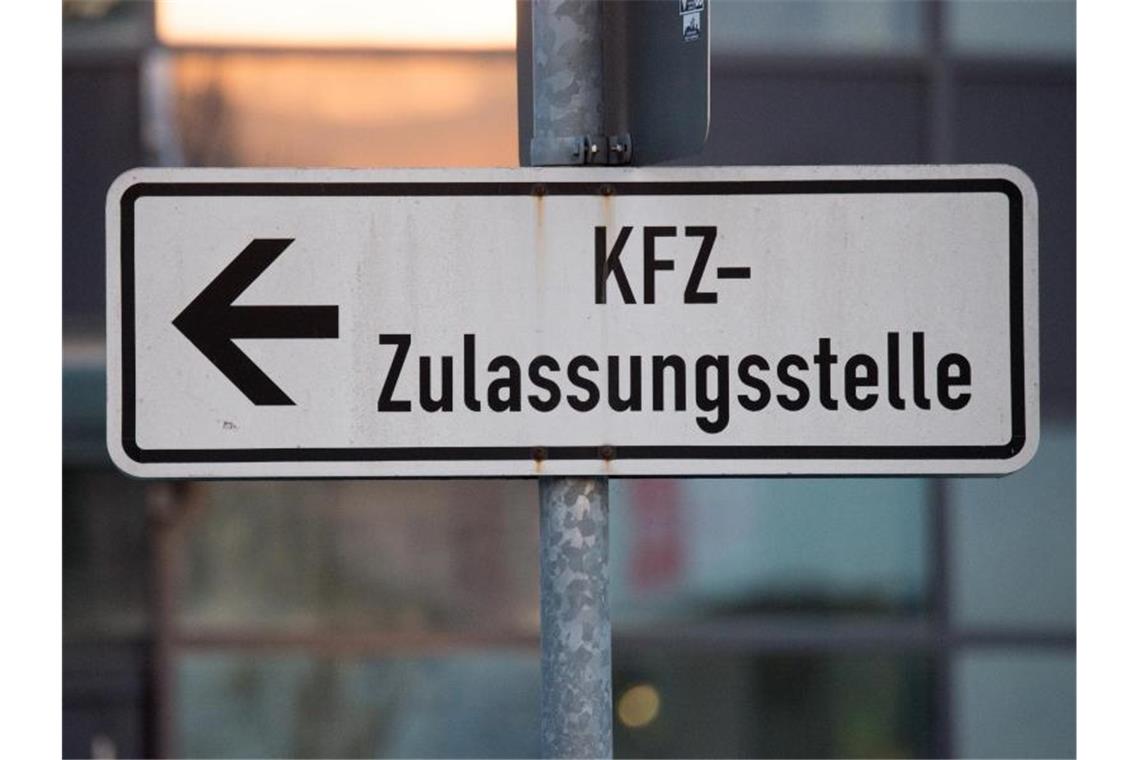 „KFZ-Zulassungsstelle“ steht auf einem Schild. Foto: picture alliance / Armin Weigel/dpa/Archivbild