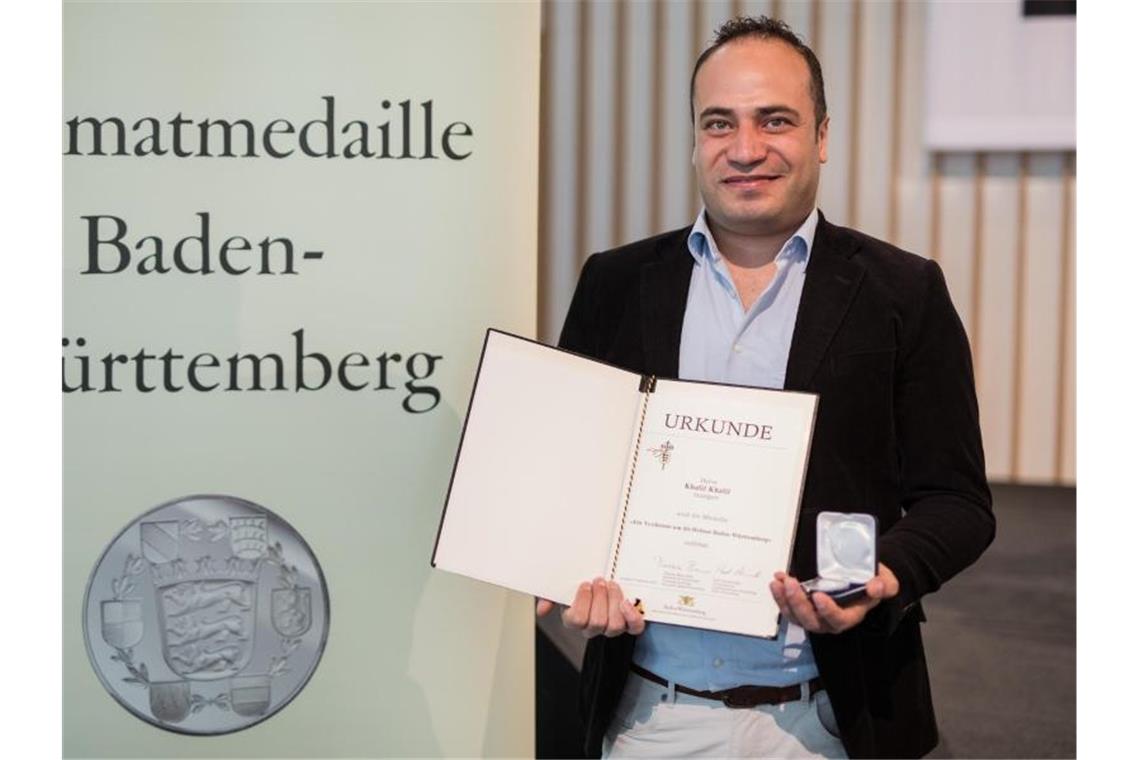 Khalil Khalil hält seine Auszeichnung in den Händen. Foto: Christoph Schmidt